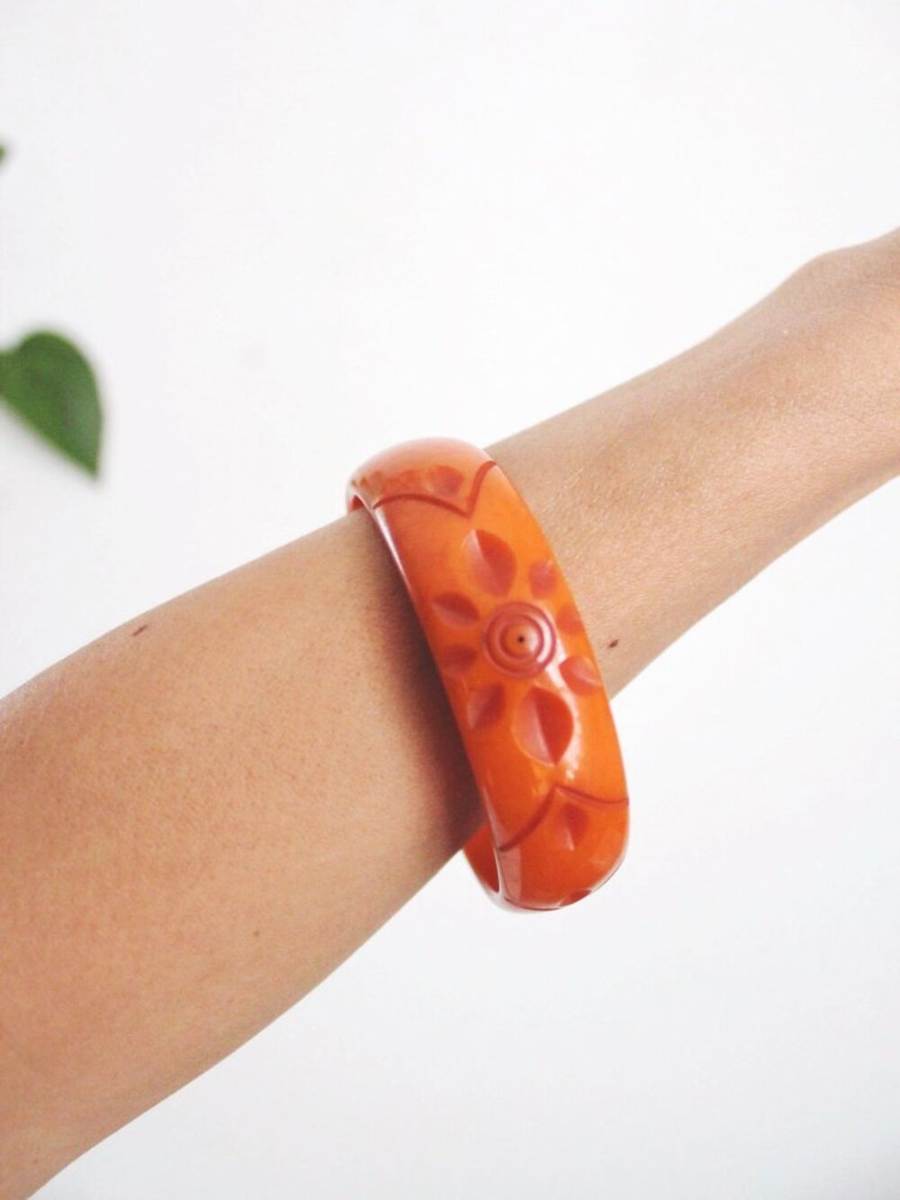 Vintage Carved Orange Bakelite Bangle Bracelet Geometric Starburst Art Deco Flor